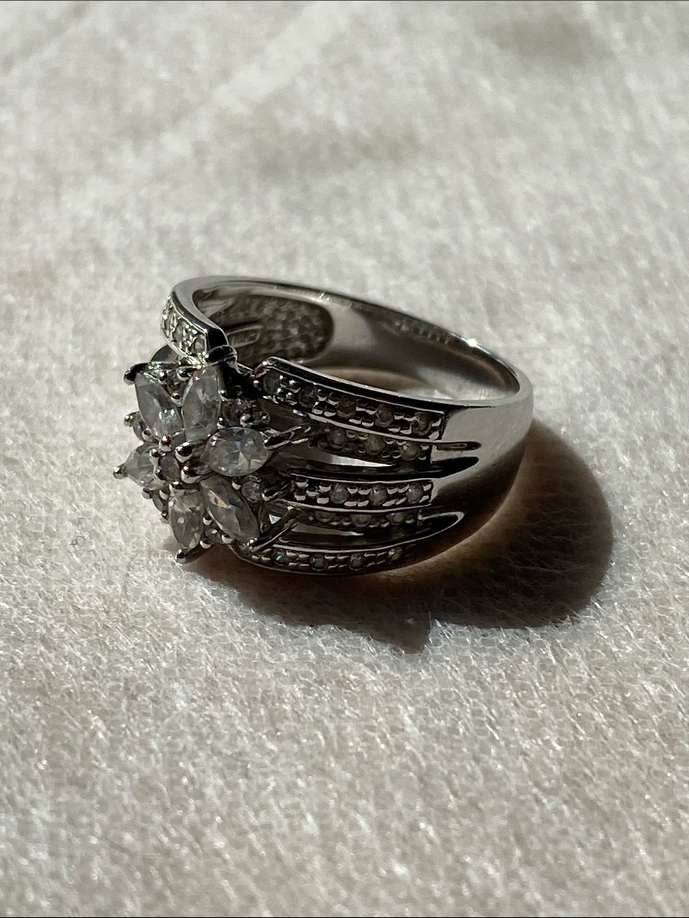 QVC Diamonique Poinsettia Classic Silver-Tone Cubic Zirconia Ring Size 7.5 - Picture 4 of 6